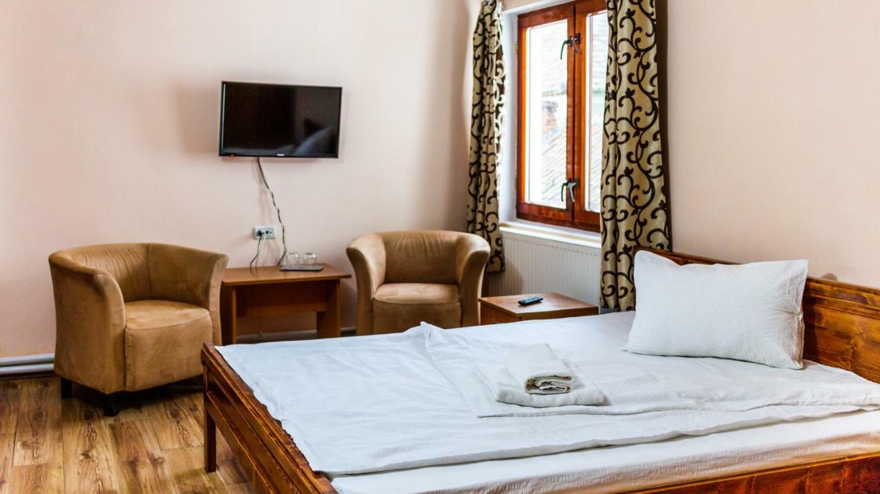 Pension Ladyna Hotel Sebis Ngoại thất bức ảnh